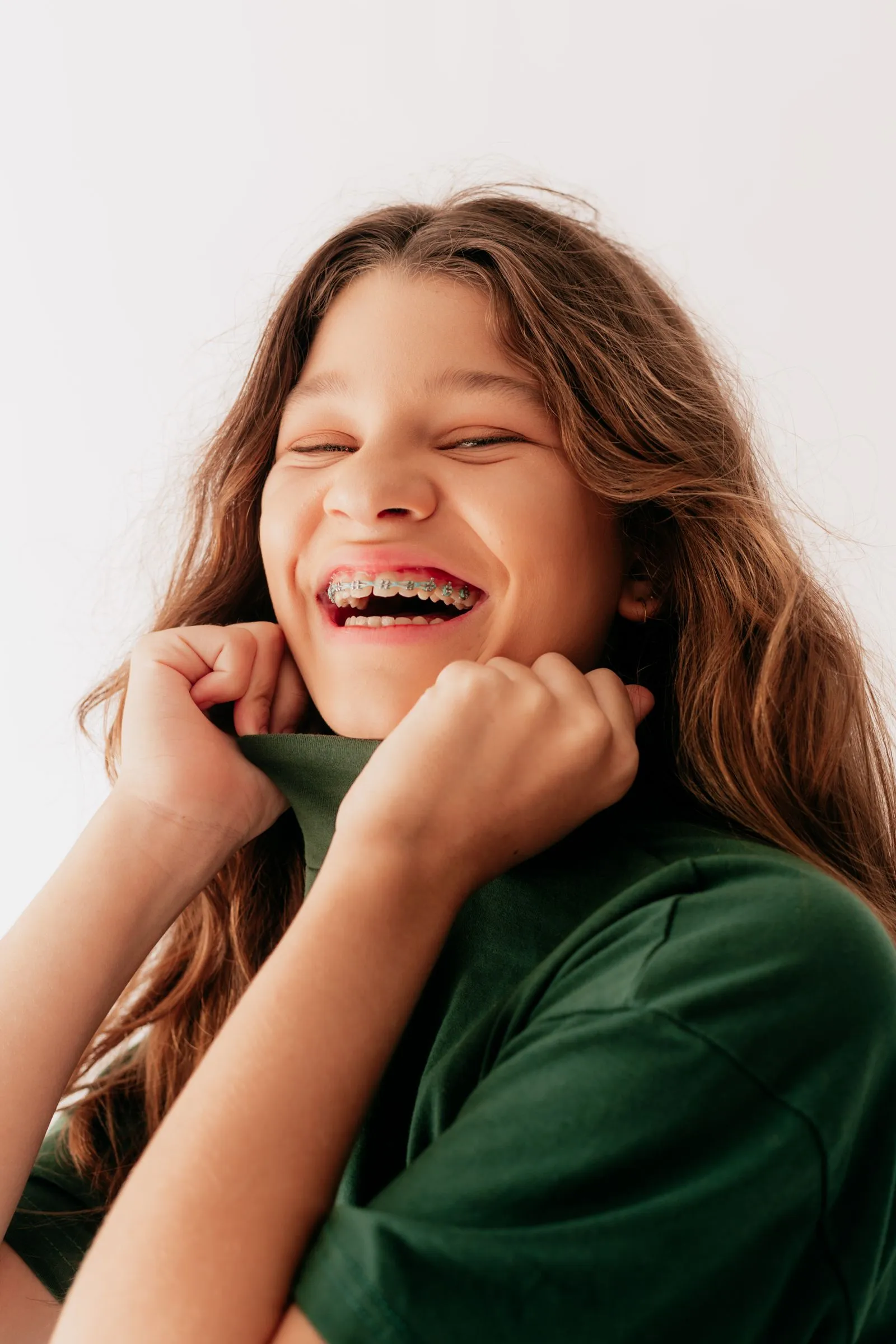 Joven sonriendo con brackets